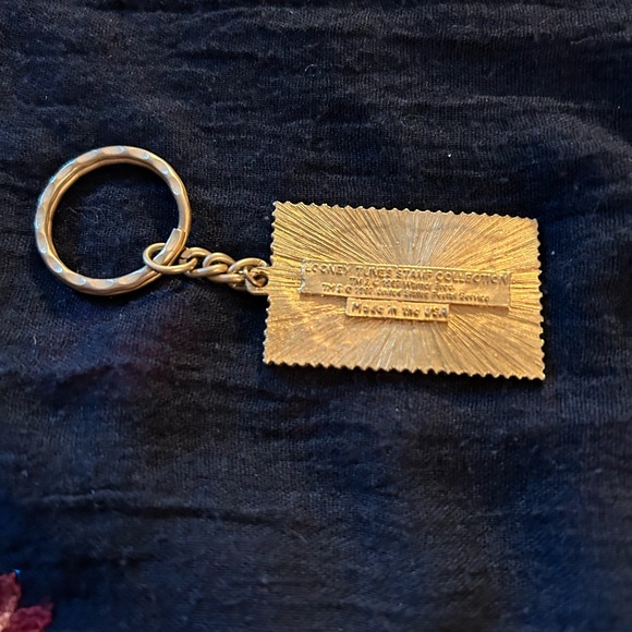 VTG Gold Tone Bugs Bunny Collector Stamp keychain. Dated 1992, In good condition - Picture 5 of 6